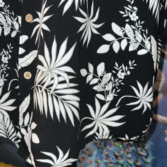 C&C California Size M Floral Button Down - Picture 4 of 12